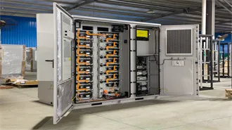 Energy storage container for storing the solar energy